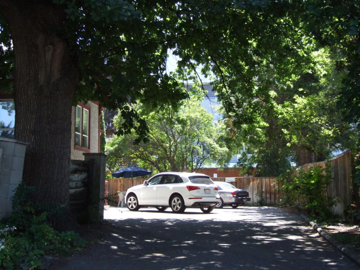 Stirling House Bed & Breakfast Kelowna Exterior photo